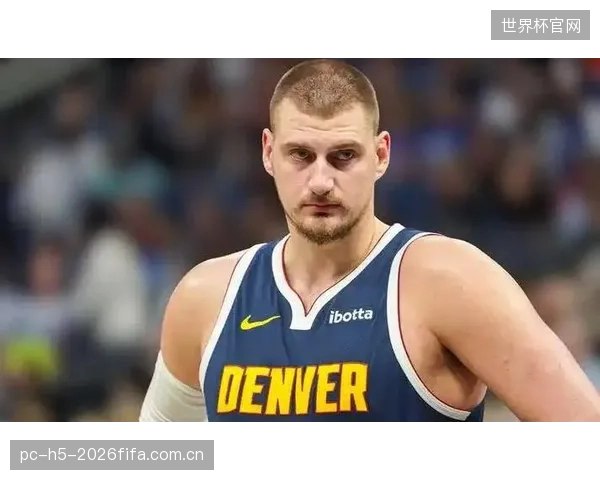 约基奇高位策应挑战戈贝尔防守选位，森林狼需限制掘金传切体系。